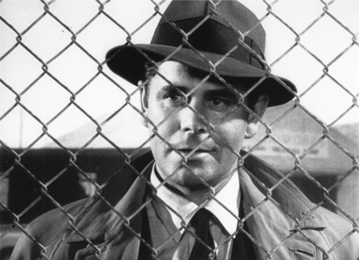 big-heat-the-1953-004-glenn-ford-behind-fence-00m-qd9