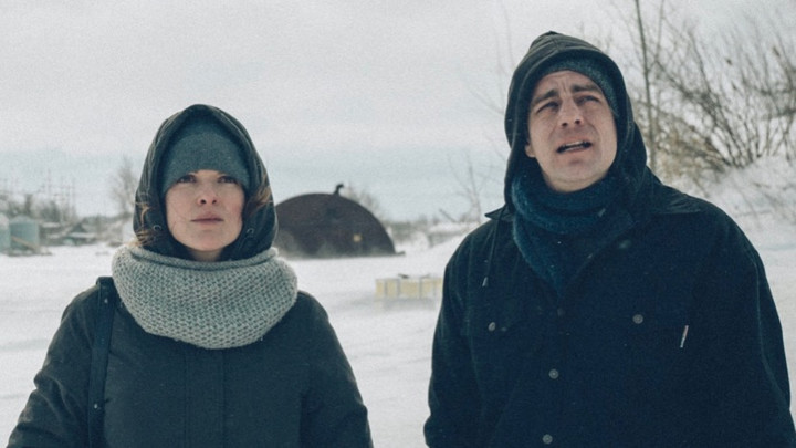 Camile (Rachel Graton) and Piere (Hubert Proulx)'s relationship is threatened by an attachment to the decaying town