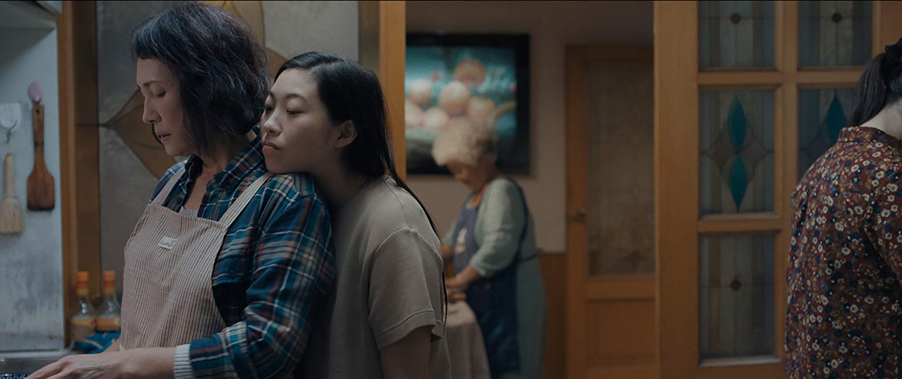 Diana Lin and Awkwafina in The Farewell (2019)