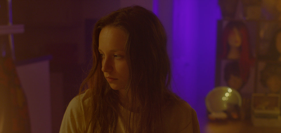 Ruth (Molly Windsor) in Make Up