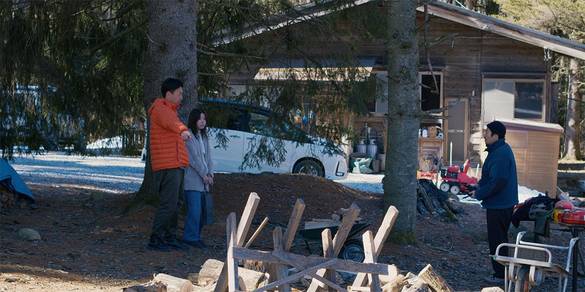 Takahashi (Ryuji Kosaka) and Mayuzumi (Ayaka Shibutani) visit Takumi (Hitoshi Omika)'s house in Evil Does Not Exist